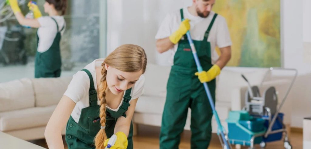 Profissional de Limpeza limpando